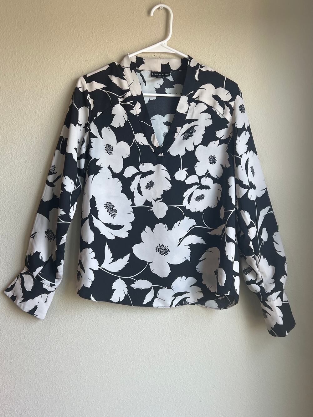 Halston Black White Floral V Neck Pullover Blouse Long Sleeve Top Size Small
